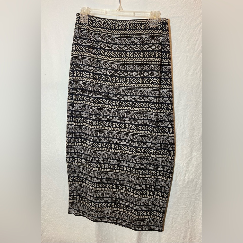 Liz Claiborne Size 8 True Wrap Midi Skirt Aztec Pattern Black and Cream Striped